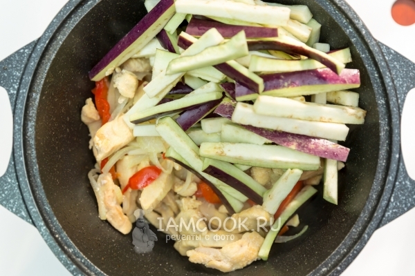 Добавили баклажан к мясу и овощам