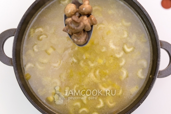 Положить грибы