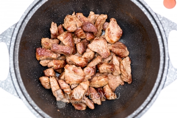 Обжарить мясо