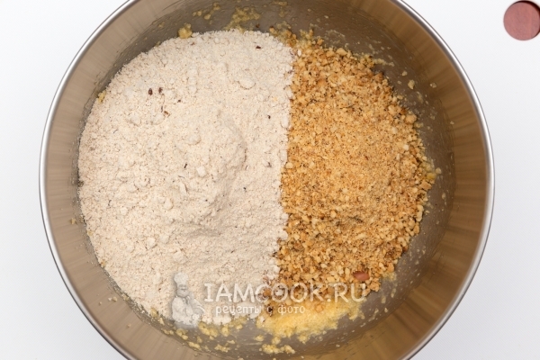 Всыпать муку и орехи