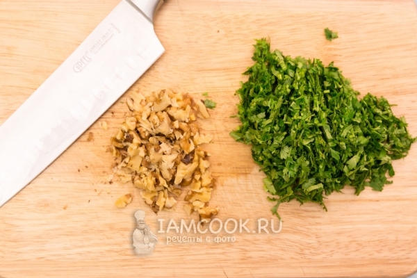 Порезать зелень и орехи