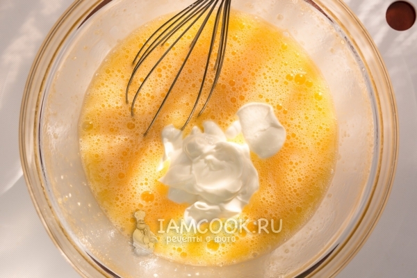 Соединить яйца с сахаром и сметаной