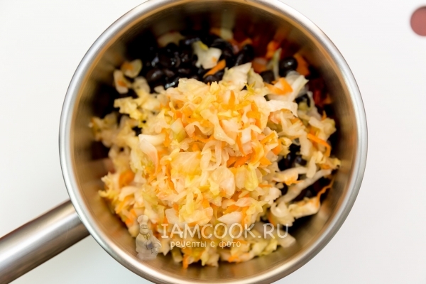 Положить квашеную капусту