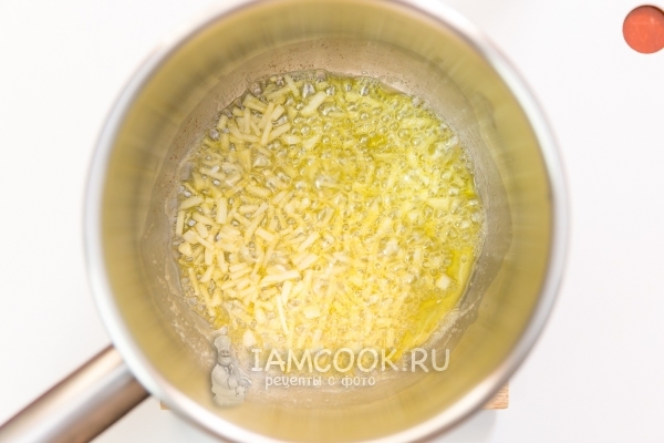 Обжарить чеснок на масле