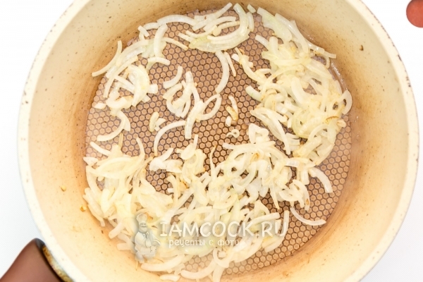 Обжарить лук