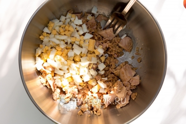 Соединить рыбу с яйцом