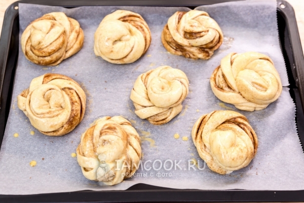 Выложить заготовки на противень