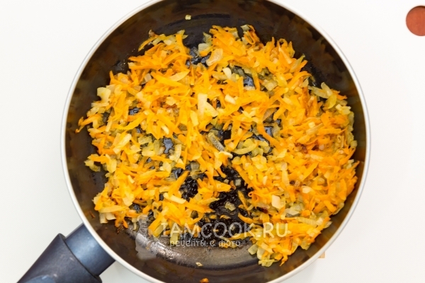 Обжарить лук с морковью