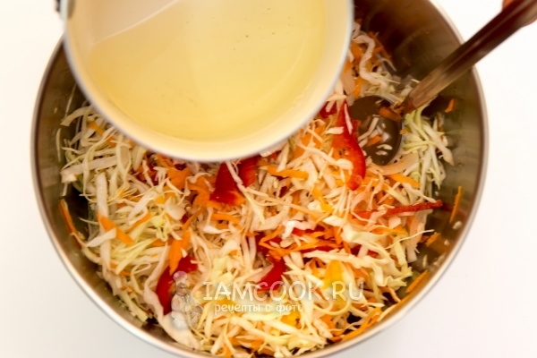 Влить горячее масло