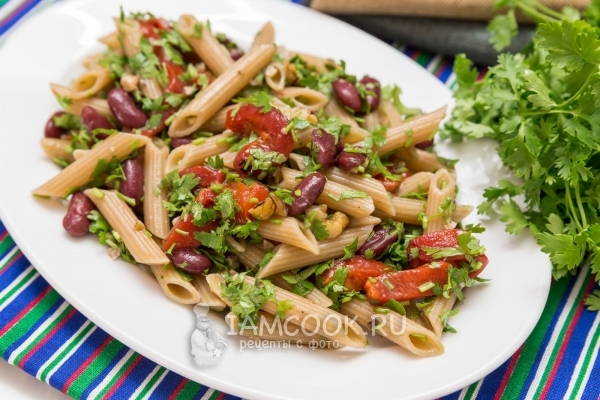 Фото пенне с фасолью, маринованным перцем и орехами