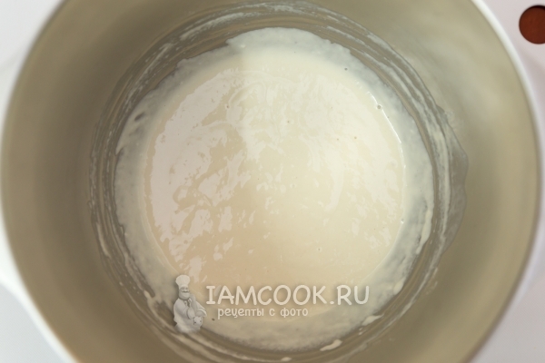 Смешать воду, дрожжи и муку