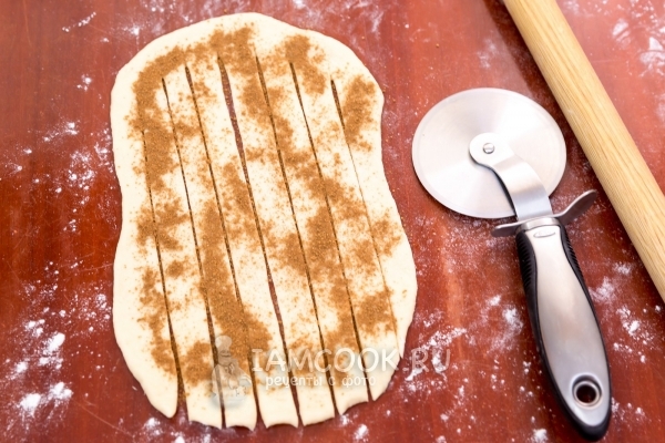 Посыпать тесто корицей с сахаром
