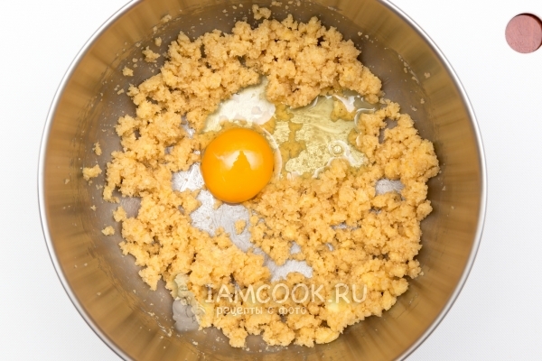 Соединить масло с сахаром и яйцом