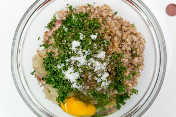 Добавить зелень, яйцо, соль и перец