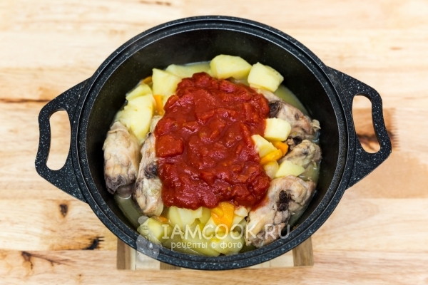 Положить томаты в собственном соку