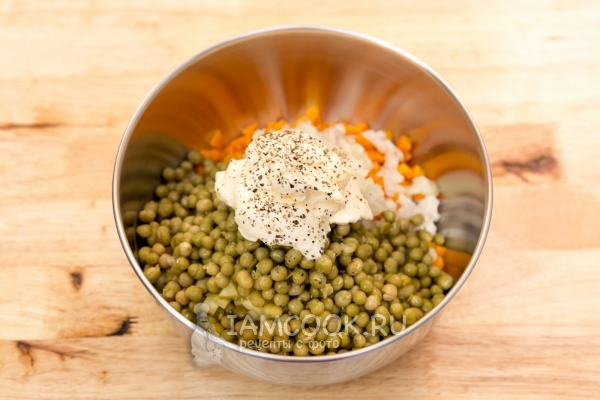 Добавить горошек, майонез и специи