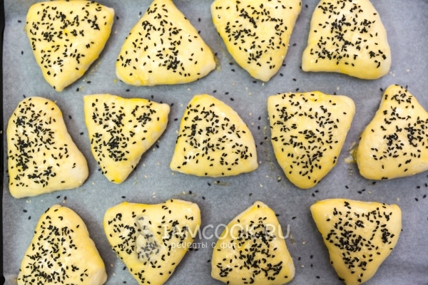 Посыпать пирожки кунжутом