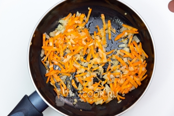 Обжарить лук с морковью