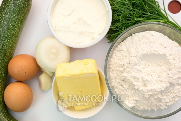 Ингредиенты для киша с курицей, цукини и луком