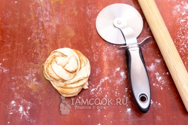 Свернуть жгут из теста в улитку