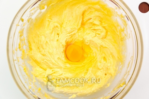 Взбить масляно-яичную массу