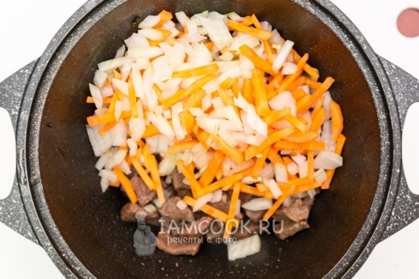 Положить лук и морковь