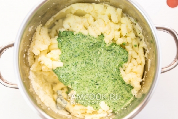 Положить шпинатную смесь в картофельное пюре