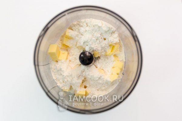 Соединить в блендере муку с маслом