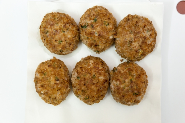 Положить на салфетку котлеты