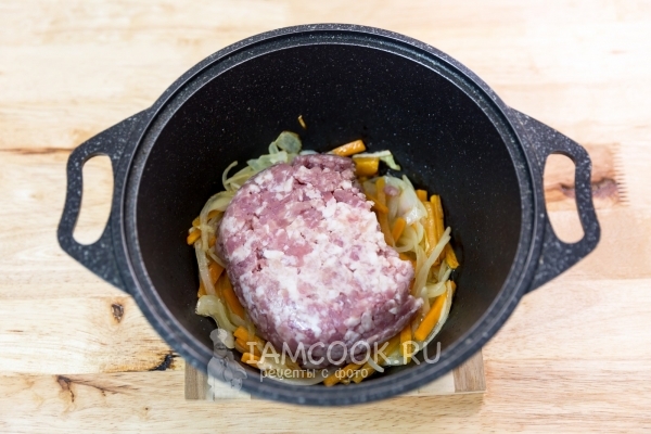 Положить фарш