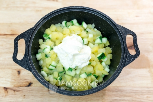 Положить сметану