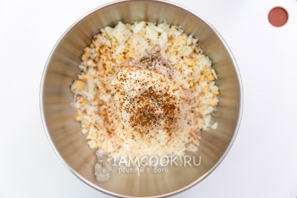 Всыпать соль и специи