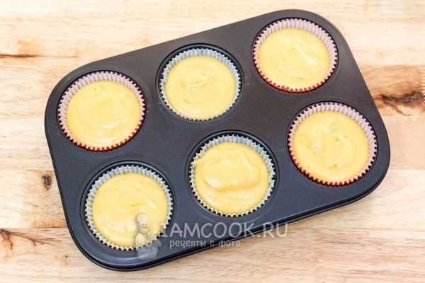 Выложить тесто в формочки