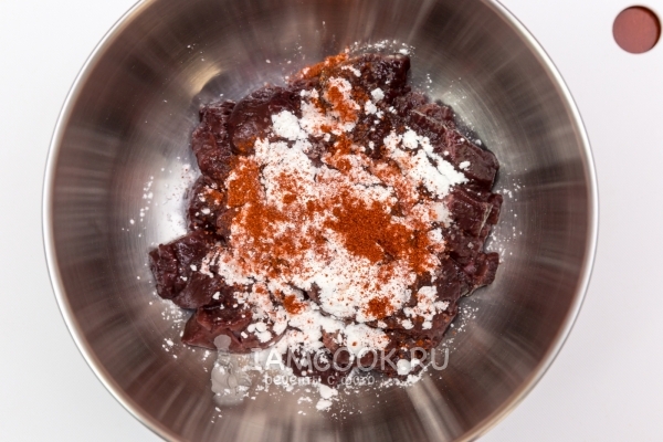 Всыпать крахмал и паприку