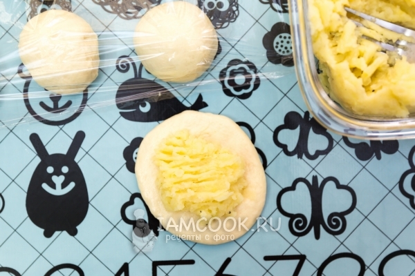 Положить на тесто картофельную начинку