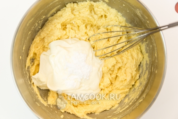 Положить сметану
