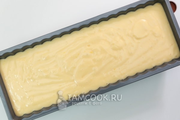 Переложить тесто в форму