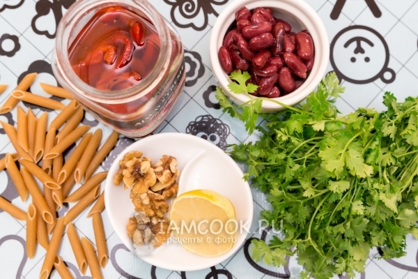 Ингредиенты для пенне с фасолью, маринованным перцем и орехами