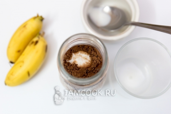 Соединить овсянку, молоко, йогурт, мед и какао