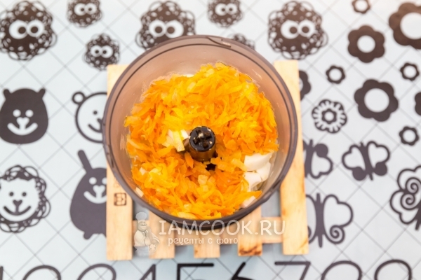 Соединить в блендере овощи с яйцами