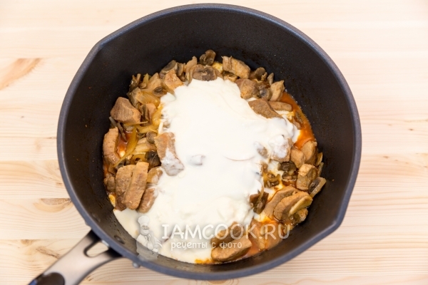 Положить сметану