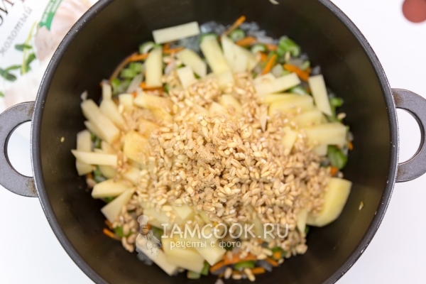 Добавить картофель и перловку