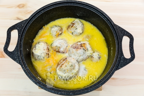 Влить муку с водой