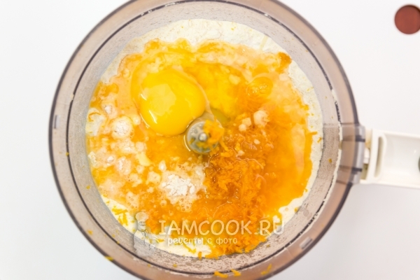 Добавить яйца, цедру и сок апельсина