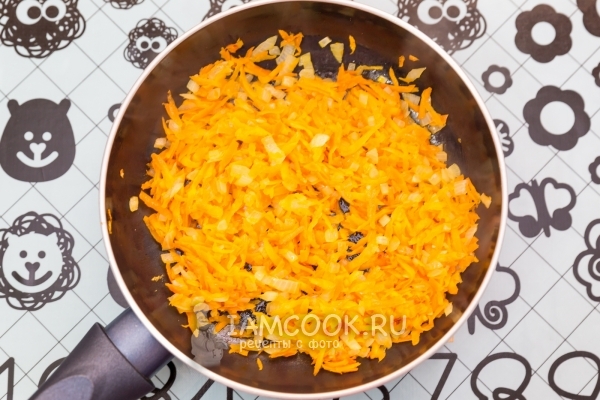 Обжарить лук с морковью