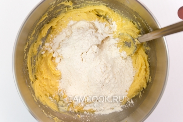 Всыпать муку