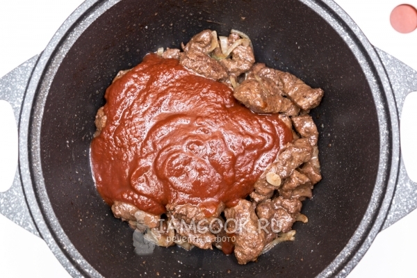 Положить к мясу заправку