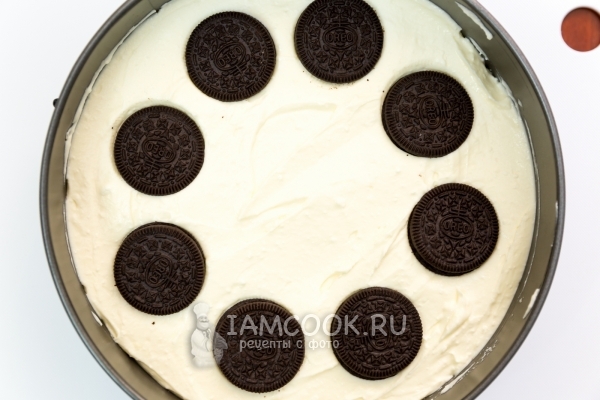 Положить на творожную массу печенье