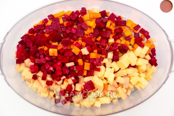 Порезать картофель, свеклу и морковь