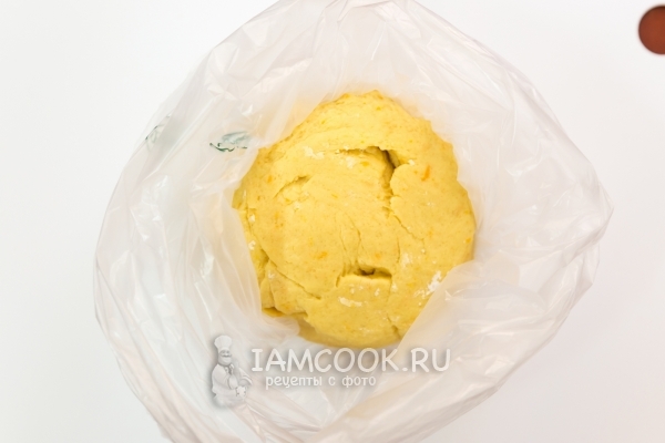 Положить тесто в пакет